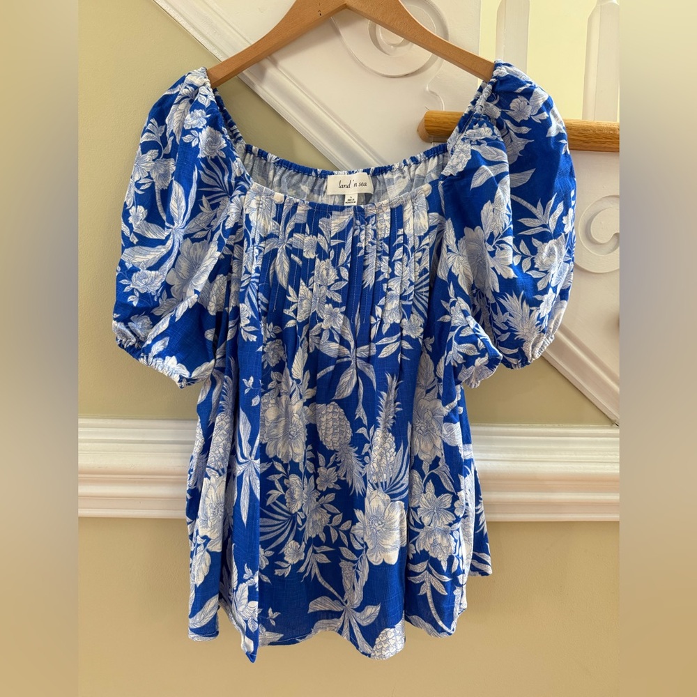Elegant Floral Print Blouse in Blue and White